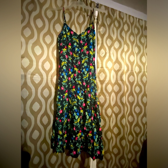 Old Navy Dresses & Skirts - SPRING 🌱🌸 body forming flowy dress